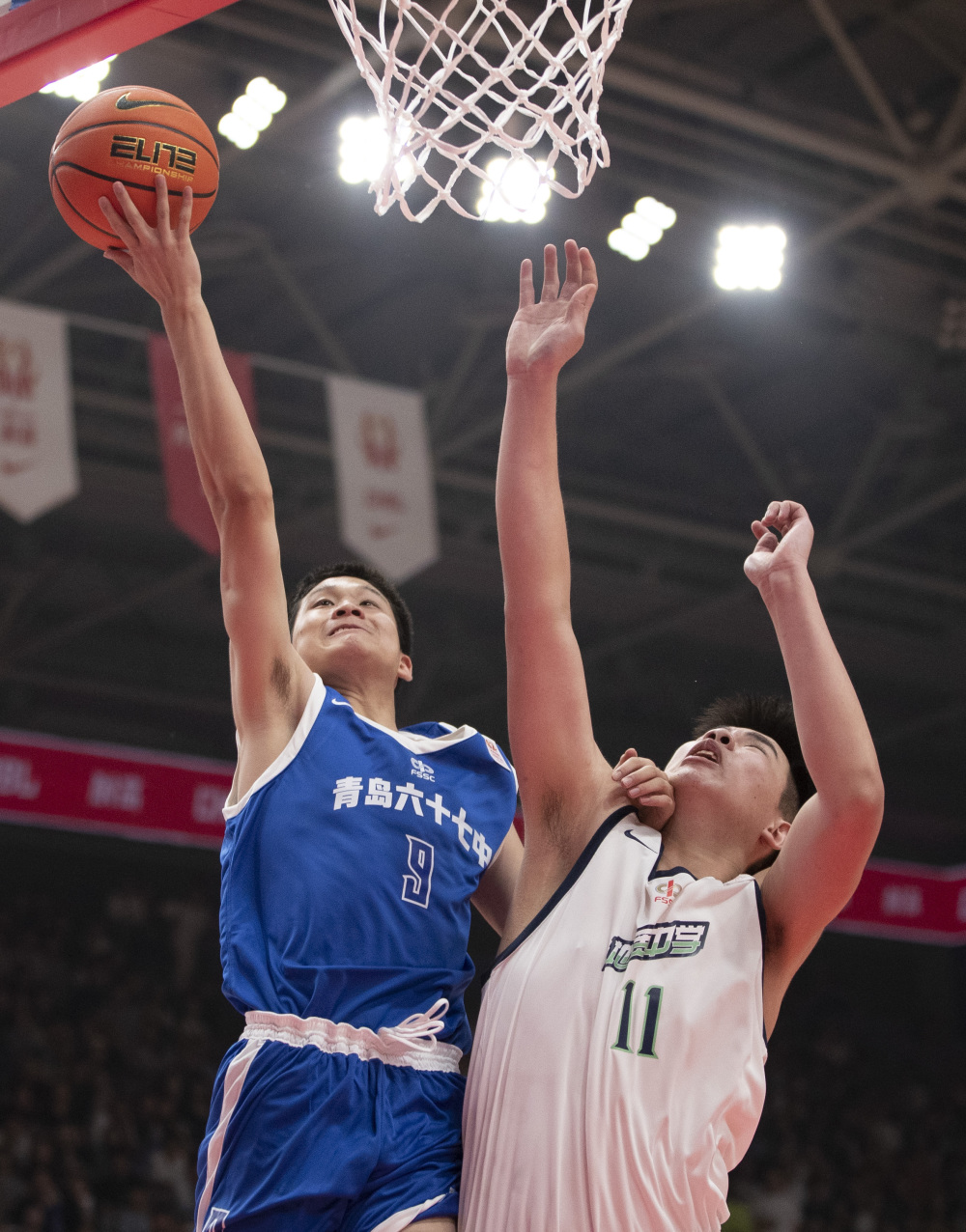 篮球比赛吸引了班里的球迷